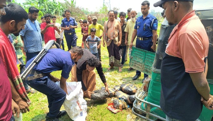 চলন্ত অটোরিকশায় আগুন, নেভাতে গিয়ে পাওয়া গেল গাঁজার বস্তা